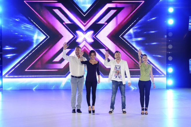 Съдиите от "X Factor-2" на сцената