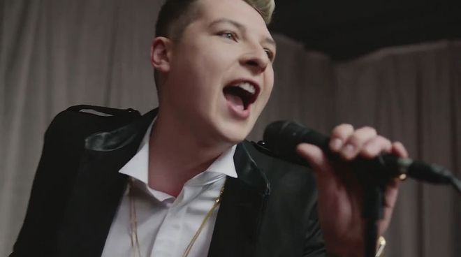 Джон Нюман в клипа си Love Me Again