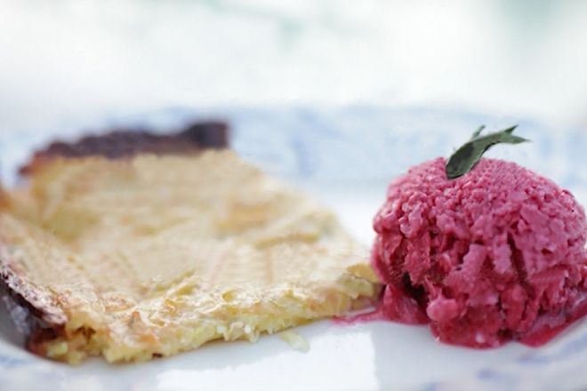 Sladkish ot zeleni tikvichki s malinov sladoled