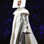 Лейди Гага като монахиня на видеонаградите на MTV 2013
