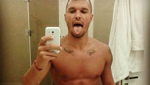 Валери Божинов се снима в огледалото