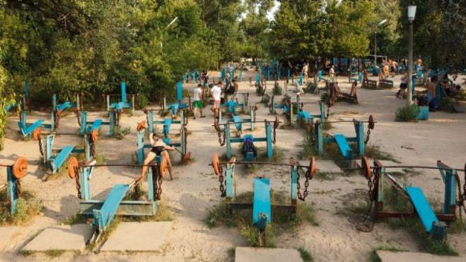 Най-големият фитнес в света е направен от скрап