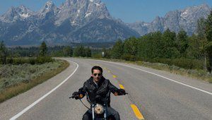 Джеймс Блънт язди мотор в новия си клип