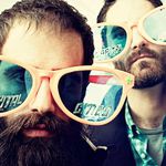 Capital Cities с огромни очила