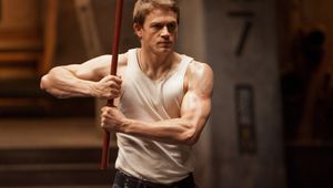 Чарли Хънам по бял потник в "Огненият пръстен"