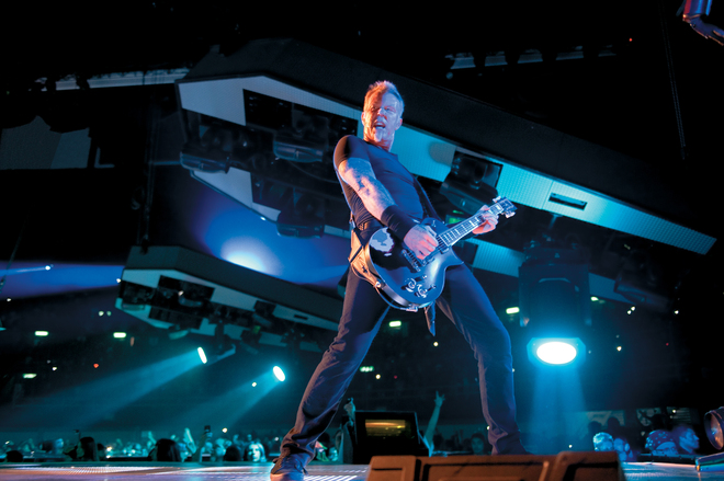 Джеймс Хетфийлд на сцената в Metallica Through the Never 3D (2013)
