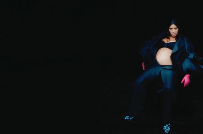 Ким Кардашиян бременна във фотосесия