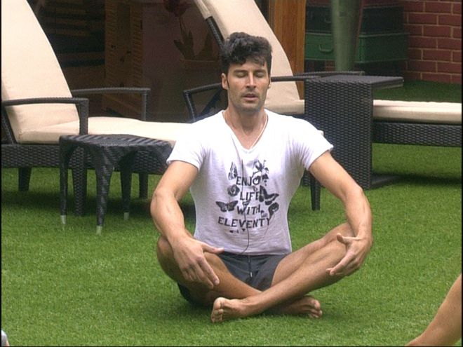 "ВИП брадър 2013": Мариан Кюрпанов в йогистка поза