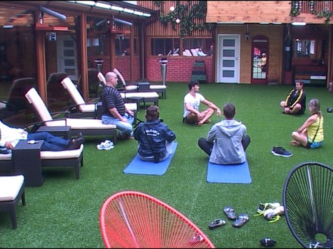 "ВИП брадър 2013": Гимнастика в двора на Къщата