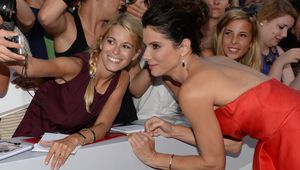 Сандра Бълок раздава автографи във Венеция 2013