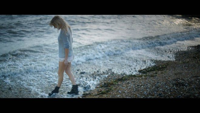 Ели Голдинг на морския бряг