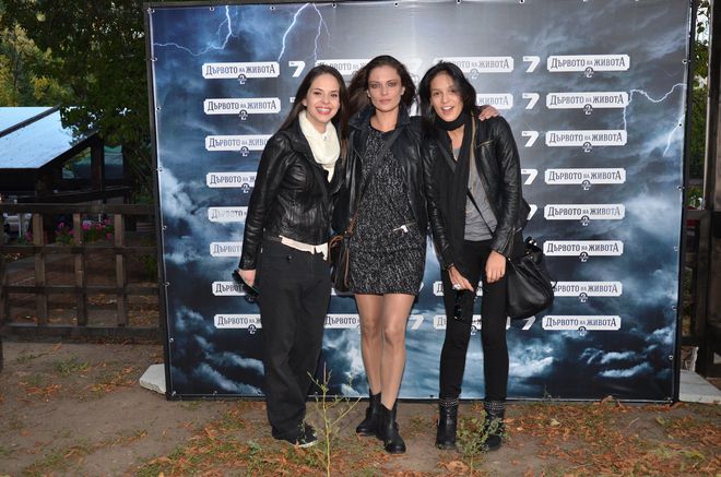 Три млади актриси в кожени якета