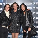 Три млади актриси в кожени якета