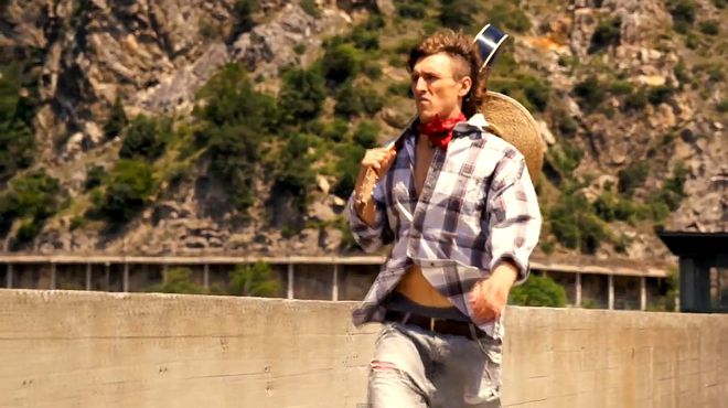 Димо Алексиев в клип на "Б.Т.Р."