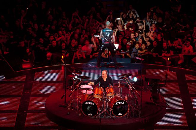 Джеймс Хетфийлд и Ларс Улрих на сцената