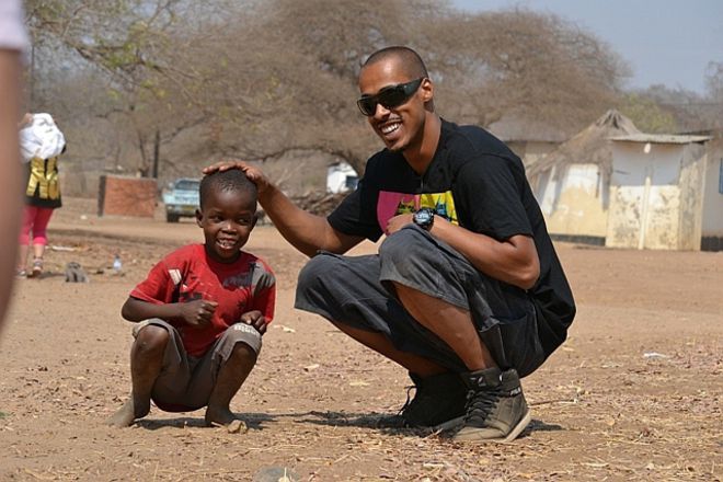 Бобо с африканско дете