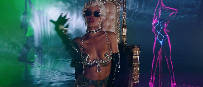 Rihanna - Pour It Up