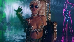 Rihanna - Pour It Up