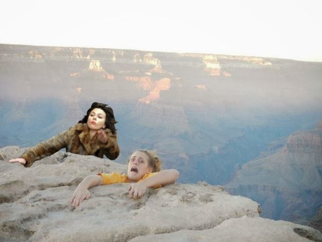 Скарлет Йохансон пада (3)