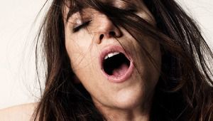 Шарлот Генсбур имитира оргазъм на плакат за "Нимфоманка"