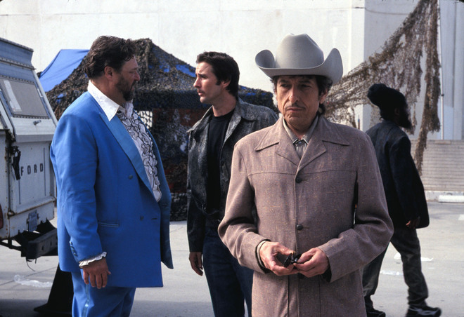 Боб Дилън в "Маскиран и анонимен" (2003)
