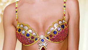 Кандис по сутиен за 10 млн. долара