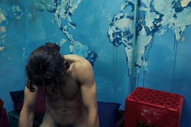 Шая Лабъф се показва гол в кадър от Charlie Countryman