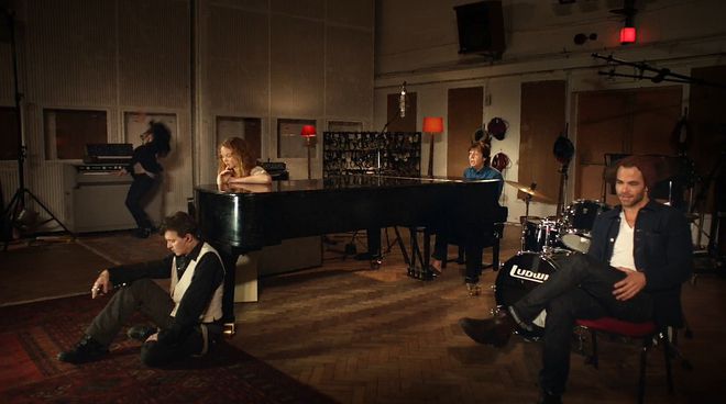 Пол Маккартни и други звезди в новия му клип