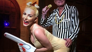 Хю Хефнър и жена му като Робин Тик и Майли Сайръс