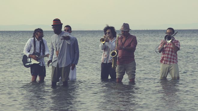 Tri O Five на морския бряг