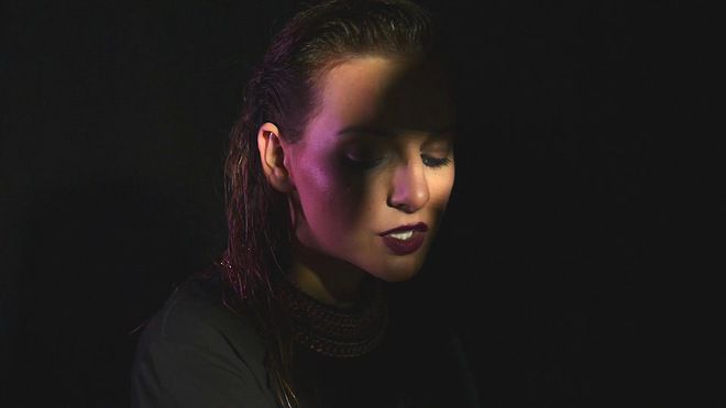 Дороти в дебютното й видео