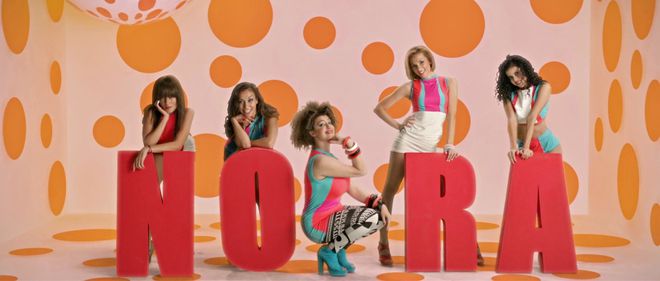 Нора Караиванова в клипа си "Розови очила"