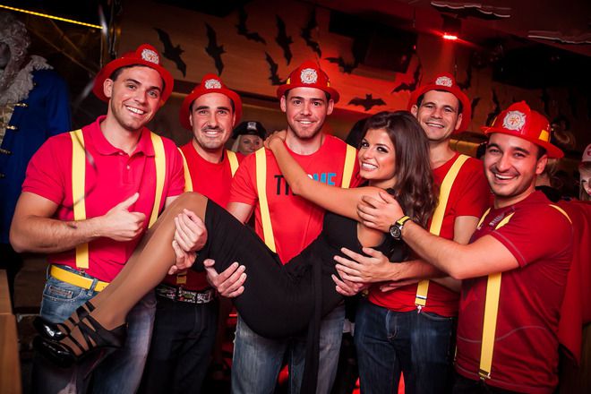 Славена Вътова сред пожарникари