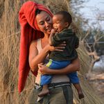 Теди Кацарова с местно дете в Африка