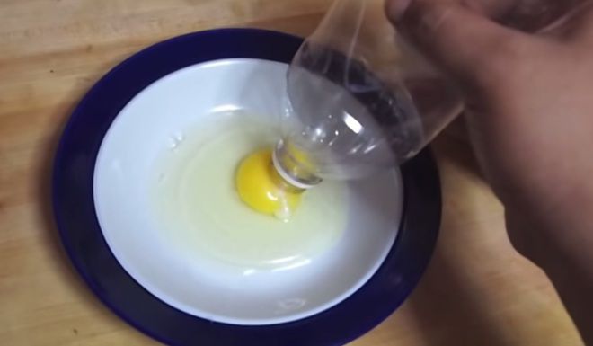 Как да отделим жълтък с пластмасова бутилка
