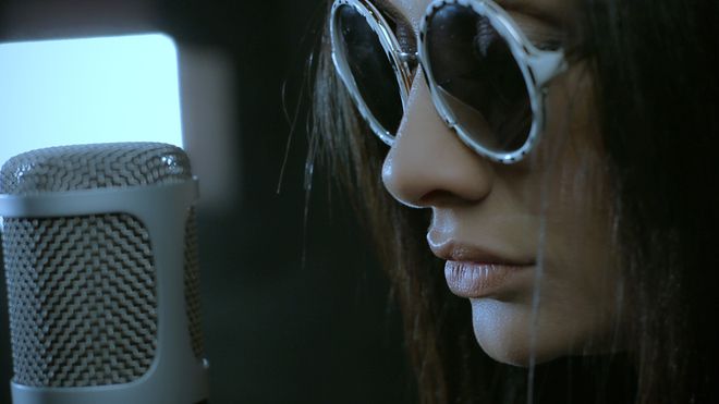 Мариана Попова с тъмни очила пред микрофона