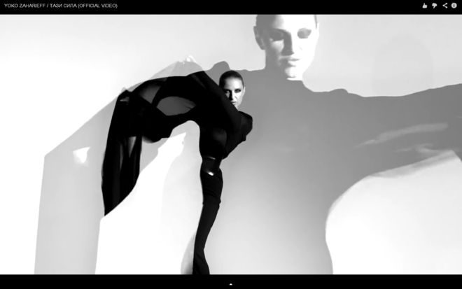 Йоана показва гръд в новия си клип