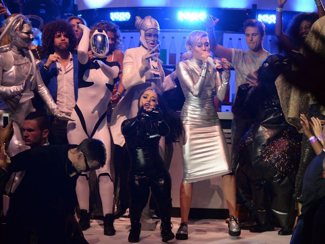 Майли Сайръс открива Европейските музикални награди на MTV 2013
