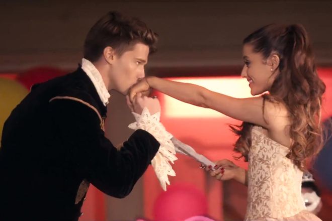 Ariana Grande и Патрик Шварценегер в клипа към Right There