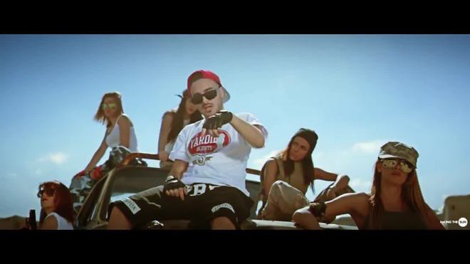 Криско в клипа към "Идеал Петрофф"