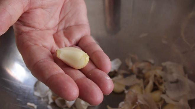 Как да обелиш цяла глава чесън за 10 секунди