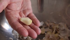 Как да обелиш цяла глава чесън за 10 секунди