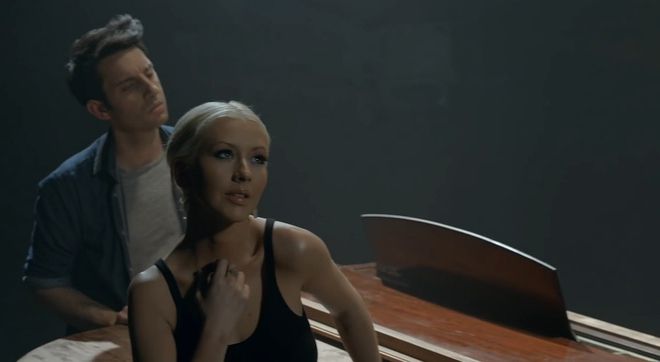 Кристина Агилера в клипа към Say Something