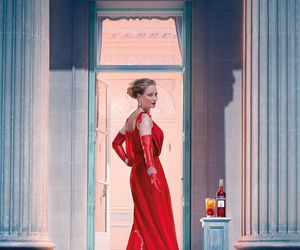 Ума Търман обикаля света в червени рокли