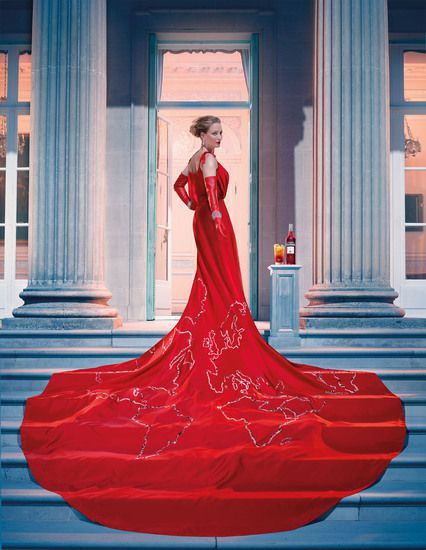 Ума Търман обикаля света в червени рокли