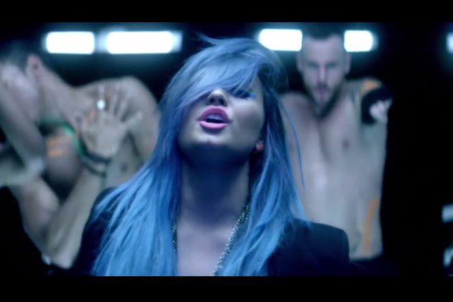 Demi lovato v klipa kam neon lights