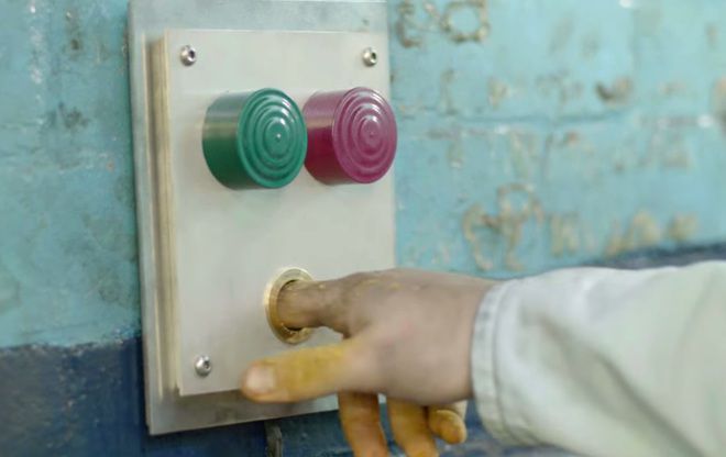 Кадър от рекламата на "Доритос" Fingercleaner