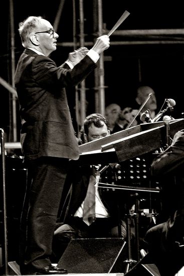 Енио Мориконе на диригентския пулт