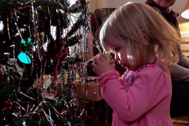 Kolednata reklama na iphone 5s shte ti stopli sartseto