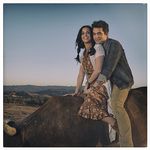 Кейти Пери и Джон Мейър яздят механичен бик
